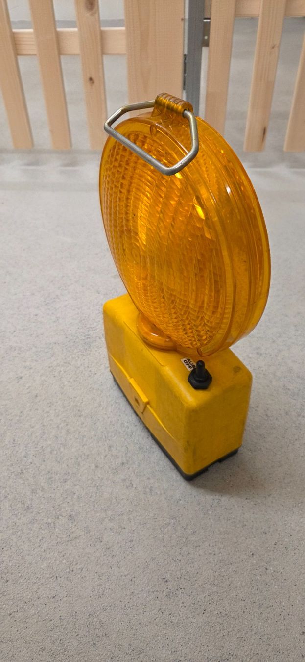 Lampen: Blitzleuchte/Baustellenleuchte (2x) – Gebraucht aus Einsiedeln von BullBo 4