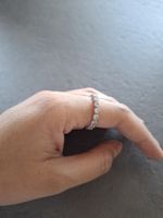 Neuer Silberring mit Steinen. Ringgrösse: 56