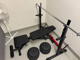 Hantelbank mit Gewichten, ideal um fürs Home Gym!