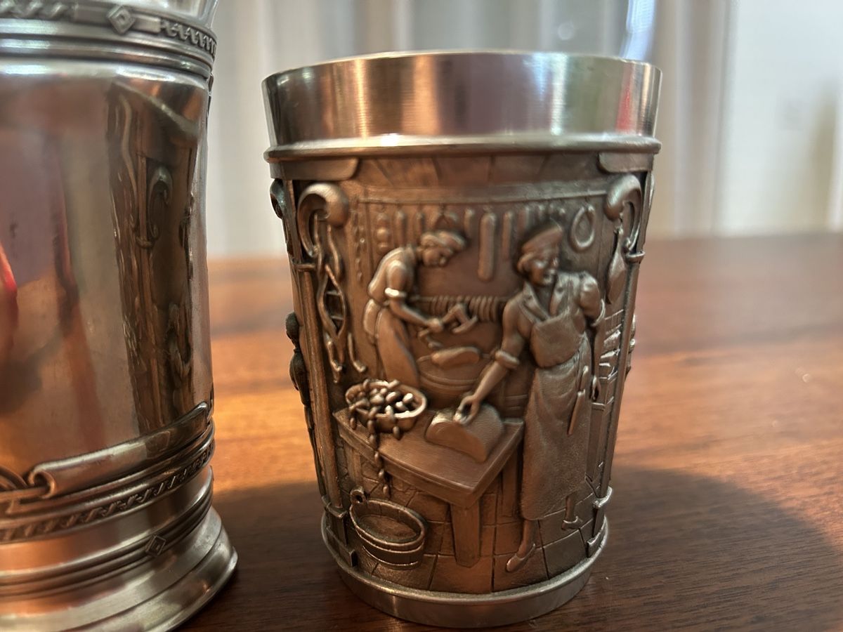 Tutte le decorazioni: 4er-Set antike Zinnbecher  mit Motiven – Usato da Zürich venduto da Sofaking1979 4