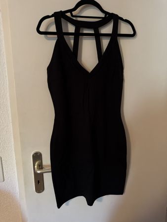 Schickes, kurzes, schwarzes Kleid - ideal für den Sommer