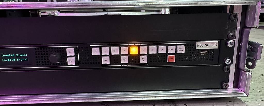 Console di mixaggio: Barco PDS-902 3G, Seamless Switcher – Usato da Rüti ZH venduto da Philippek 2