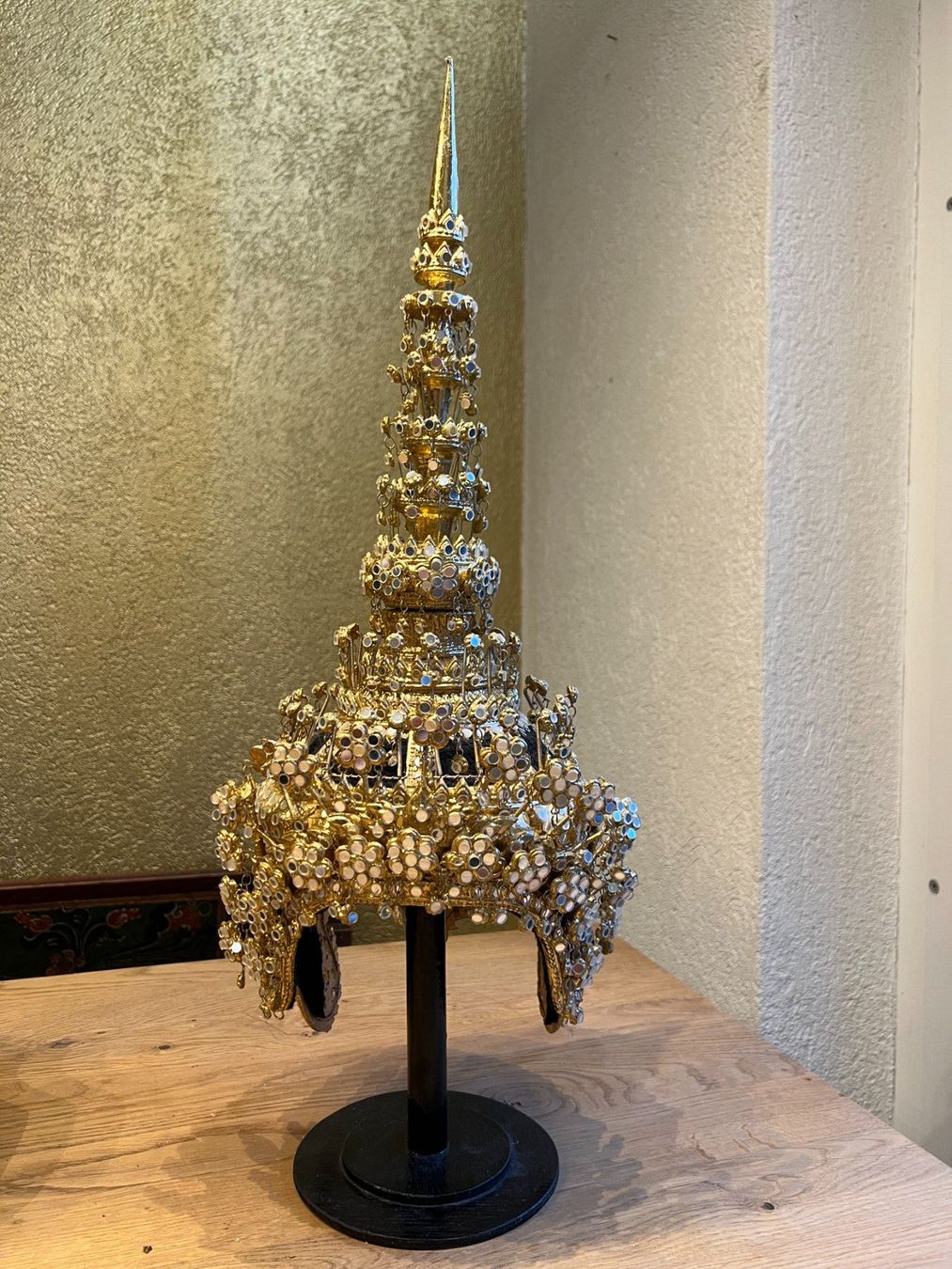 Alle Dekorationen: Original Kopfbedeckung aus Thailand – Gebraucht aus Boppelsen von vanrijn