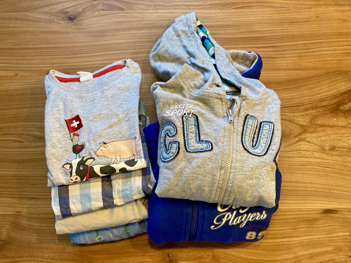 Lotti & Set di vestiti: Jungs Oberteile 98/104 – Usato da Diessbach b. Büren venduto da Lin_Liv