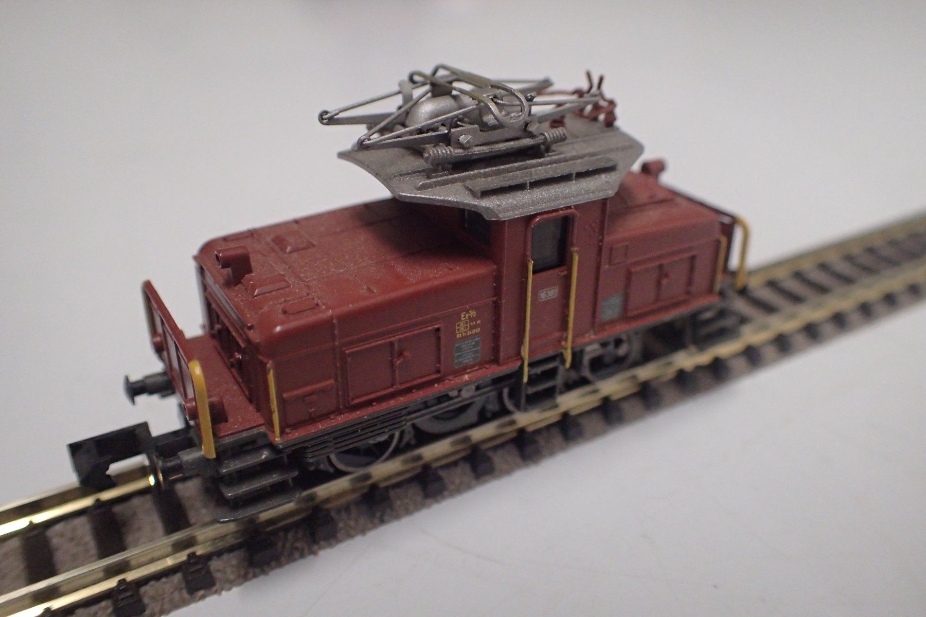 Arnold Modellini di ferrovie: N Arnold - Braune SBB Rangier E-Lok Type Ee 3/3 Nr 16381 – Usato da Lausanne venduto da Biquette6