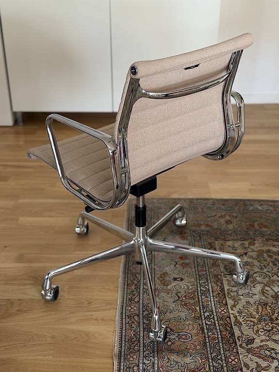 Sessel: Fauteuil de bureau Vitra Aluminium EA118 – Gebraucht aus Lausanne von VintageWonders 2