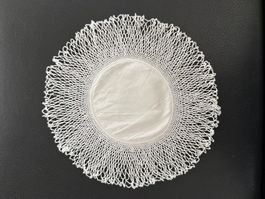 SPITZENDECKCHEN   Baumwolle  filigran  umhäkelt   HANDARBEIT