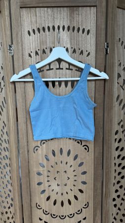 Blaues bauchfreies Top