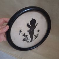 Bild, alte Stickerei auf Stoff, Elfe, Engeli, Blumen