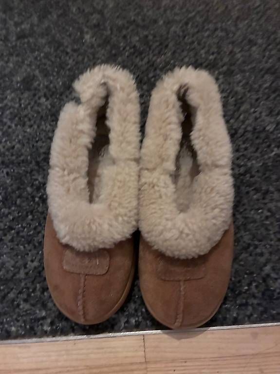 Chaussures femmes: UGG Hausschuhe / Slippers – D'occasion à Spreitenbach par sam_l5fj