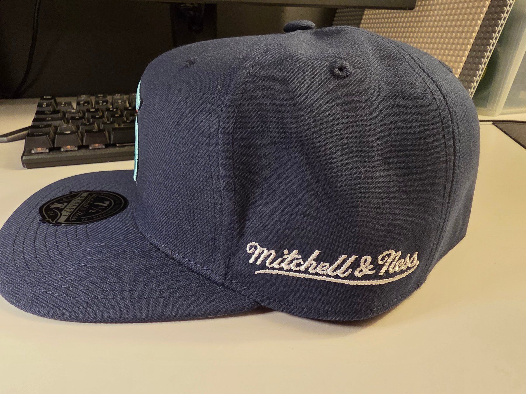 Mitchell & Ness Copricapi, berretti & cappellini: Cap Mitchell & Ness Dynasty Fitted 7 1/2 Seattle Kraken – Nuovo e nell'imballaggio originale da Mörigen venduto da Gadgeteer 2