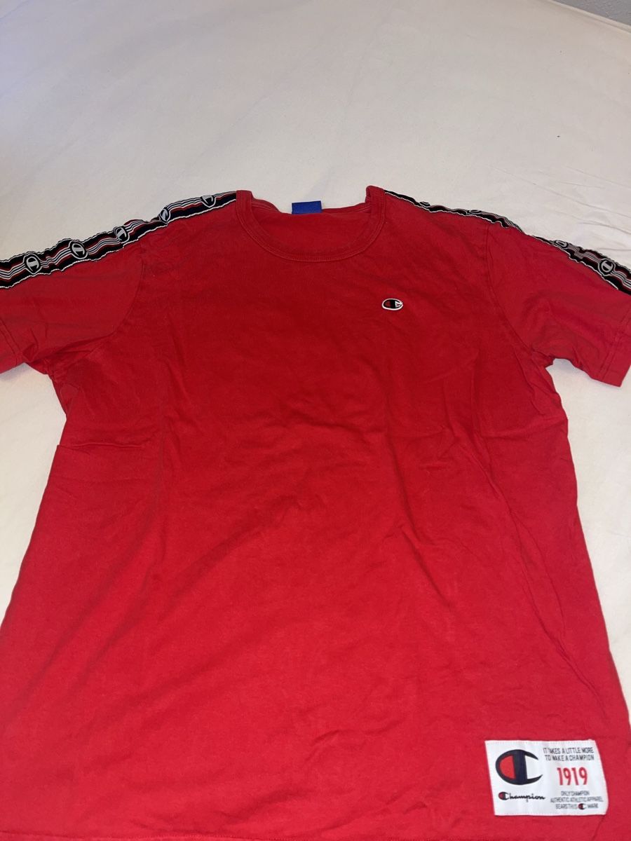 Champion T-shirt: Champion red tshirt – Usato da Pully venduto da ari_78pk