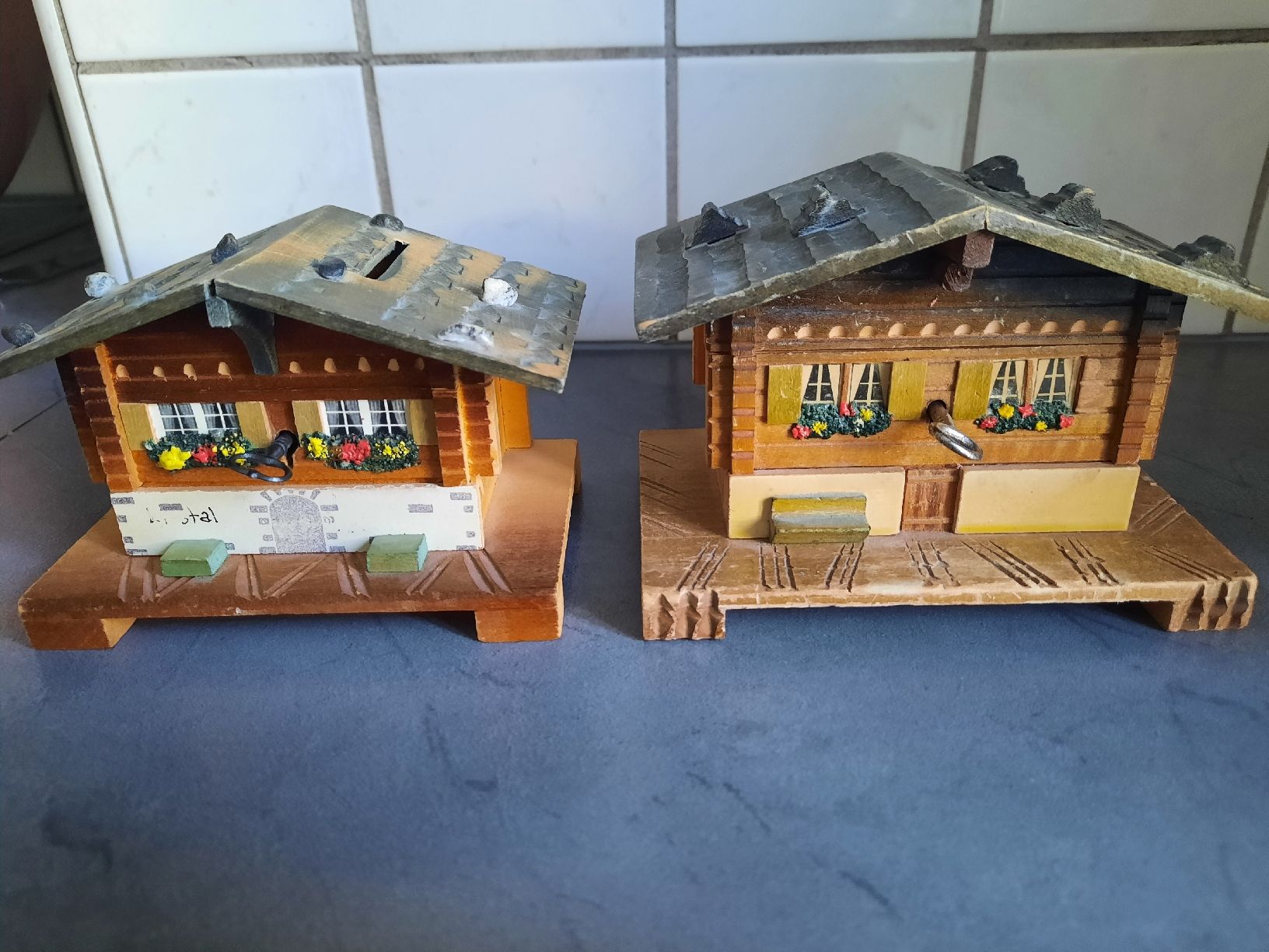 Figuren: 2 CHALETS- TIRELIRE, en BOIS – Gebraucht aus Le Locle von marylise01