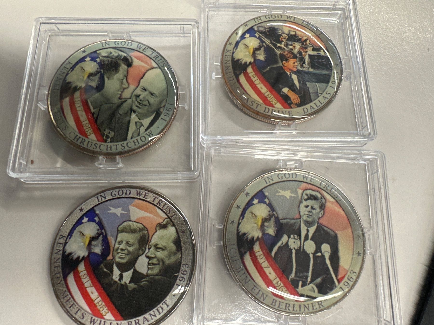 Tutti le monete: 4 versch. 1 Dollar Farb-Präsident Kennedy Amerika – Nuovo (secondo la descrizione) da Herisau venduto da herau