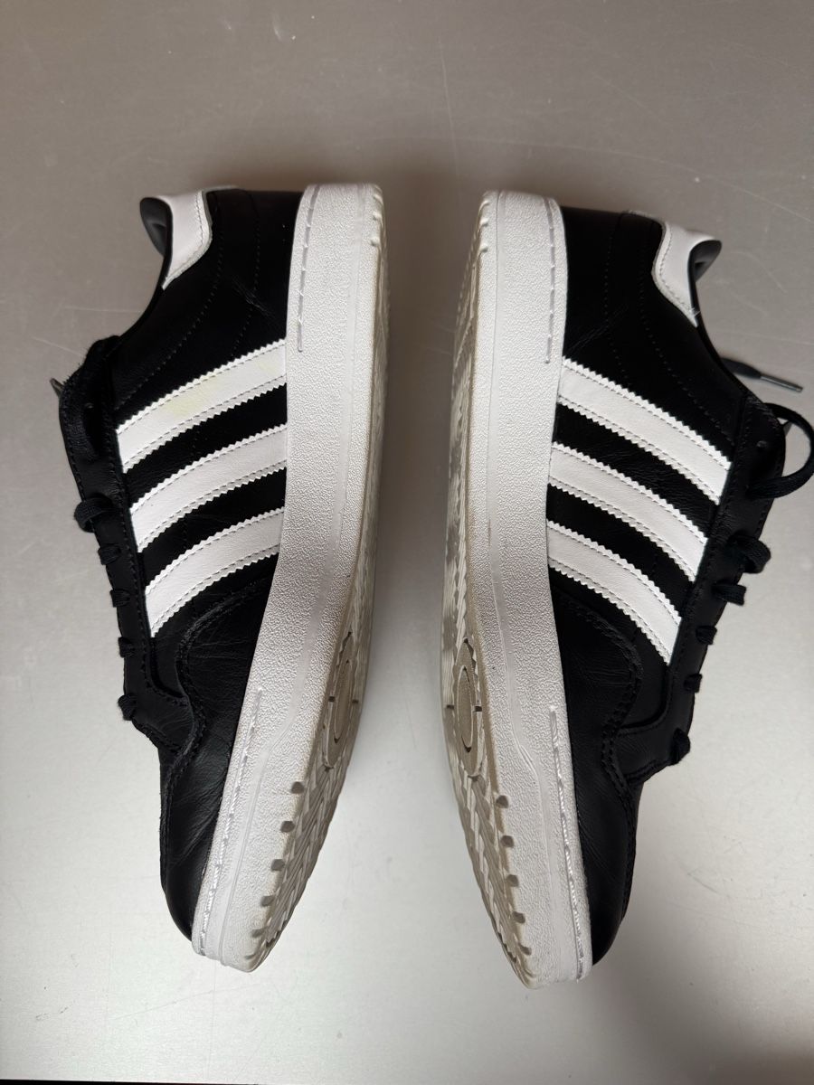 Adidas Chaussures hommes: Adidas schwarzer Schuh Grösse 42.5 – D'occasion à Felben Wellhausen par Greuter 1