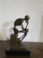 Bronzeskulptur Skelett Der Denker auf Steinsockel