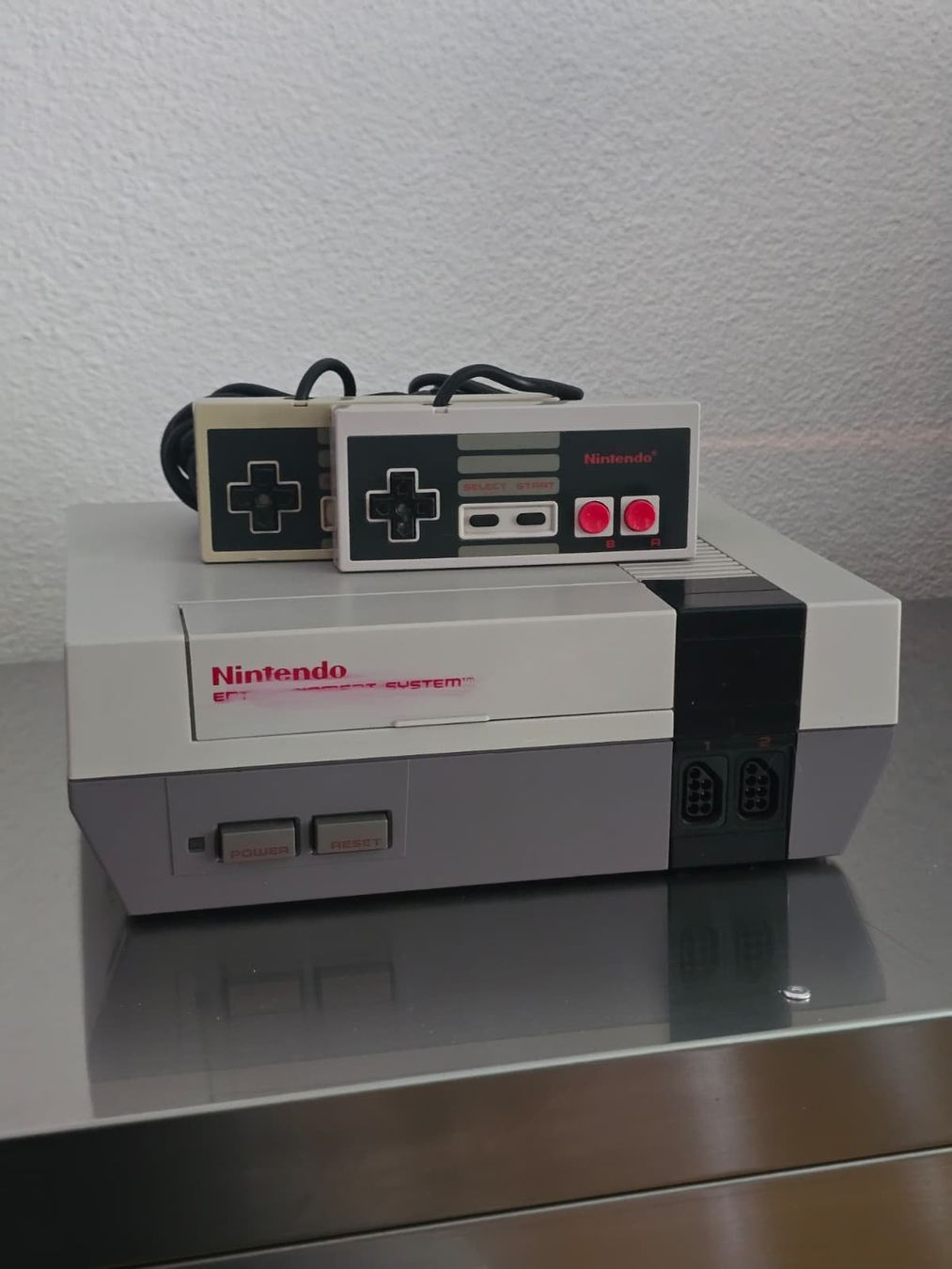 Nintendo Consoles: Nintendo Entertainment System (NES) Konsole mit 2 Controller – D'occasion à Emmen par BieteNurSo