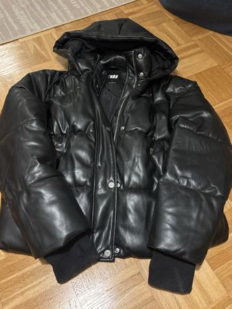 Winterjacke schwarz matt glänzend, neu und nie getragen
