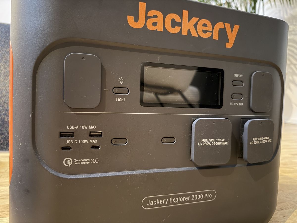 Jackery Dispositivi a energia solare: Jackery Explorer 2000 Pro Powerstation mit Solarpanel 200 – Usato da Wabern venduto da michelfrancis 1