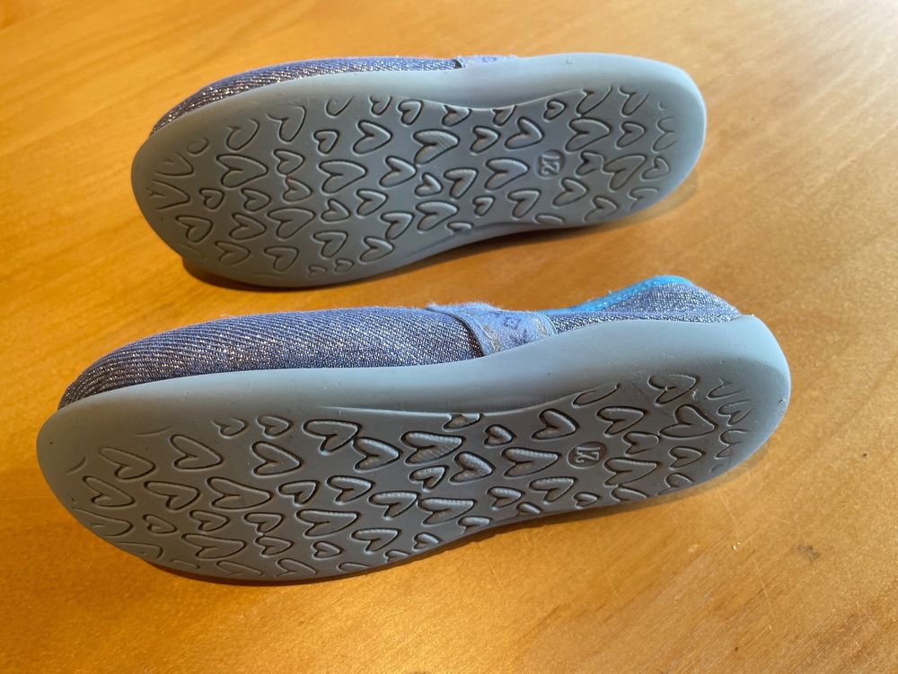  Hausschuhe FROZEN Elsa Gr. 27 (Gebraucht) in Buchs SG für CHF 4 – mit Illustration 