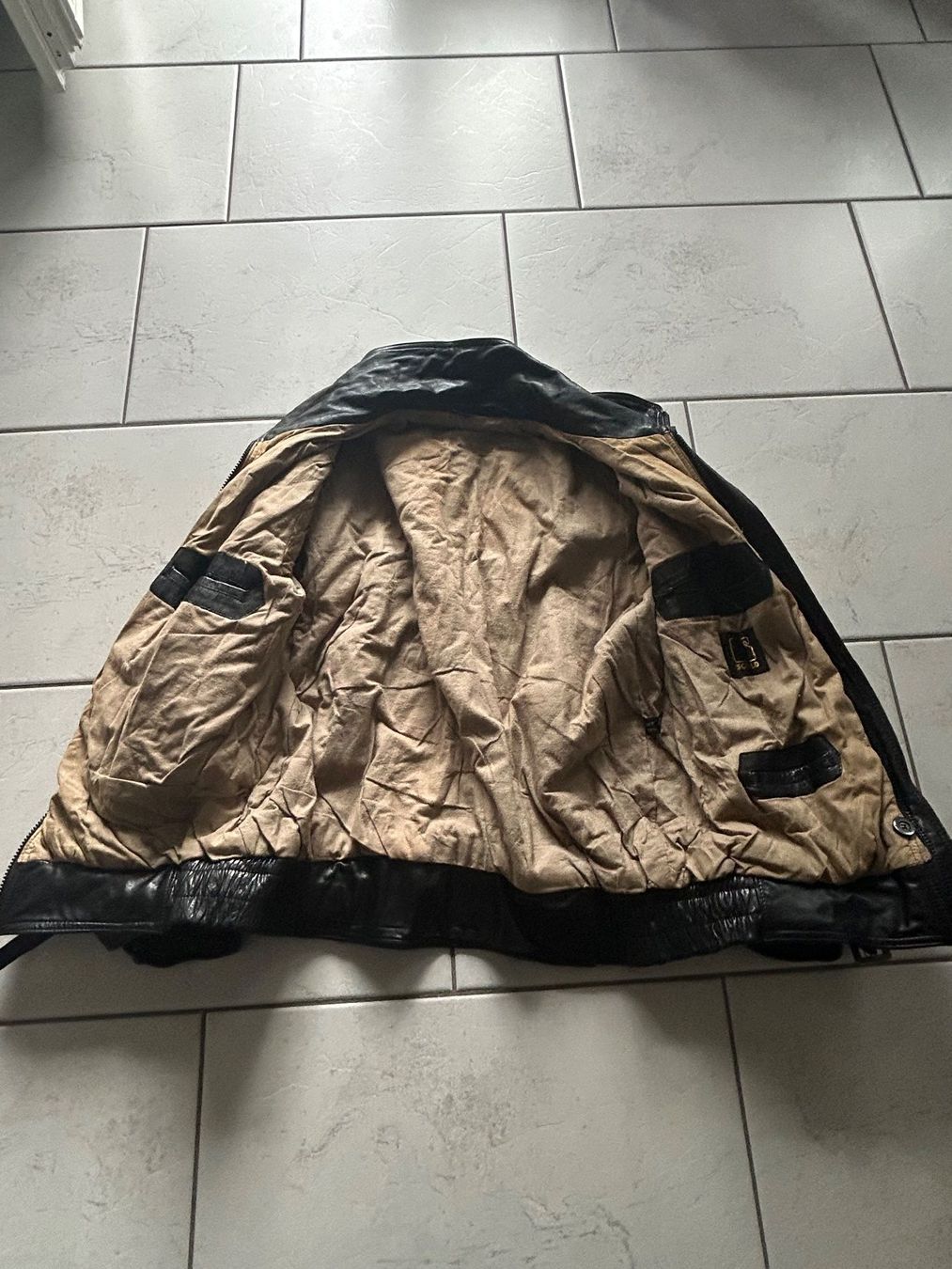 Giacche: Schwarze Lederjacke aus den 80er – Usato da Waltenschwil venduto da alfarumore 2