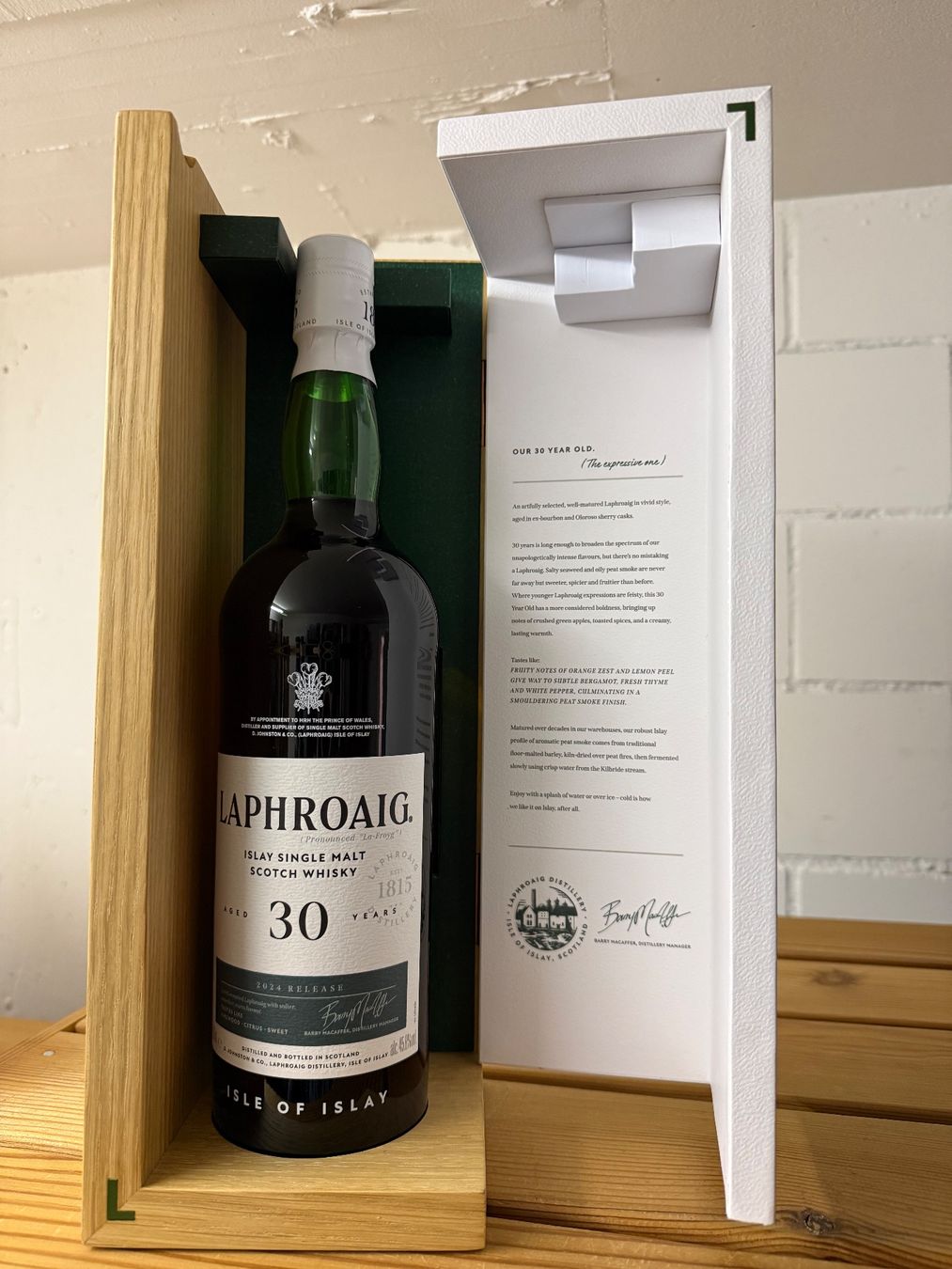 Laphroaig Bevande alcoliche: Laphroaig 30 Jahre 2024 – Nuovo e nell'imballaggio originale da Wiesendangen venduto da whiskyandwine 1