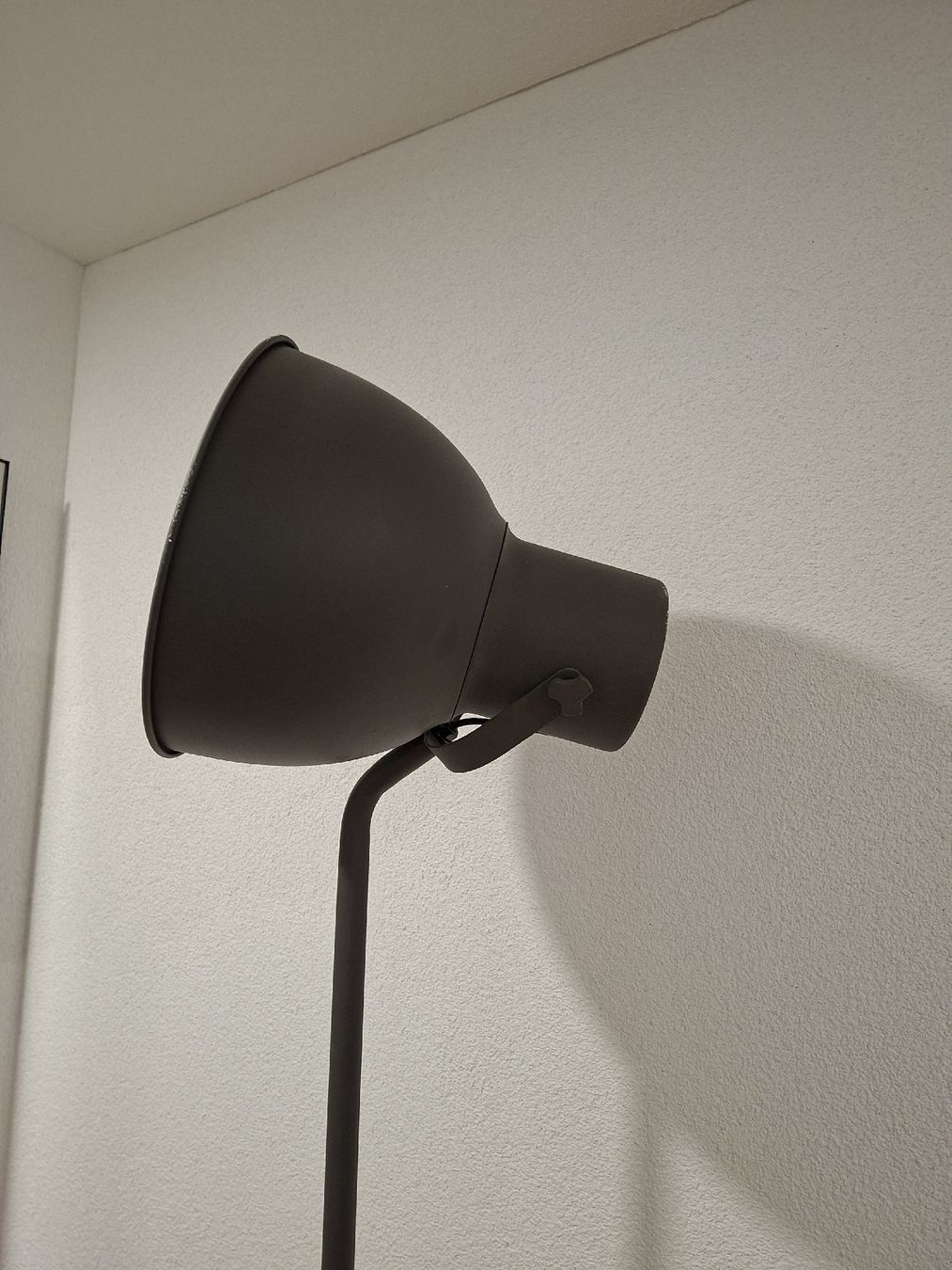 Ikea Lampade: Stehlampe von Ikea dunkelgrau – Usato da Sommeri venduto da san_pwq8 2