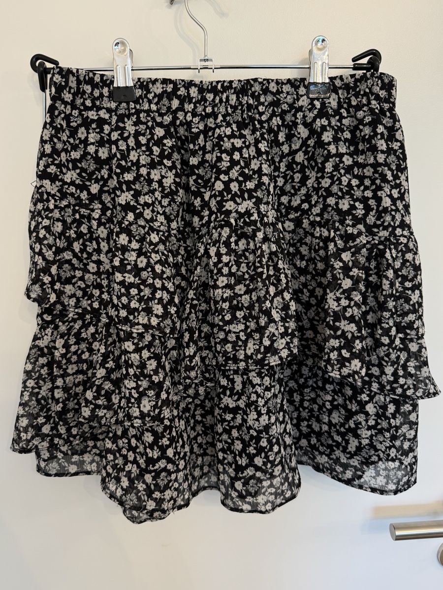 Stradivarius Gonne: Stradivarius Volant-Rock Blumenmuster (S) – Usato da Triesen venduto da antonellaaa_
