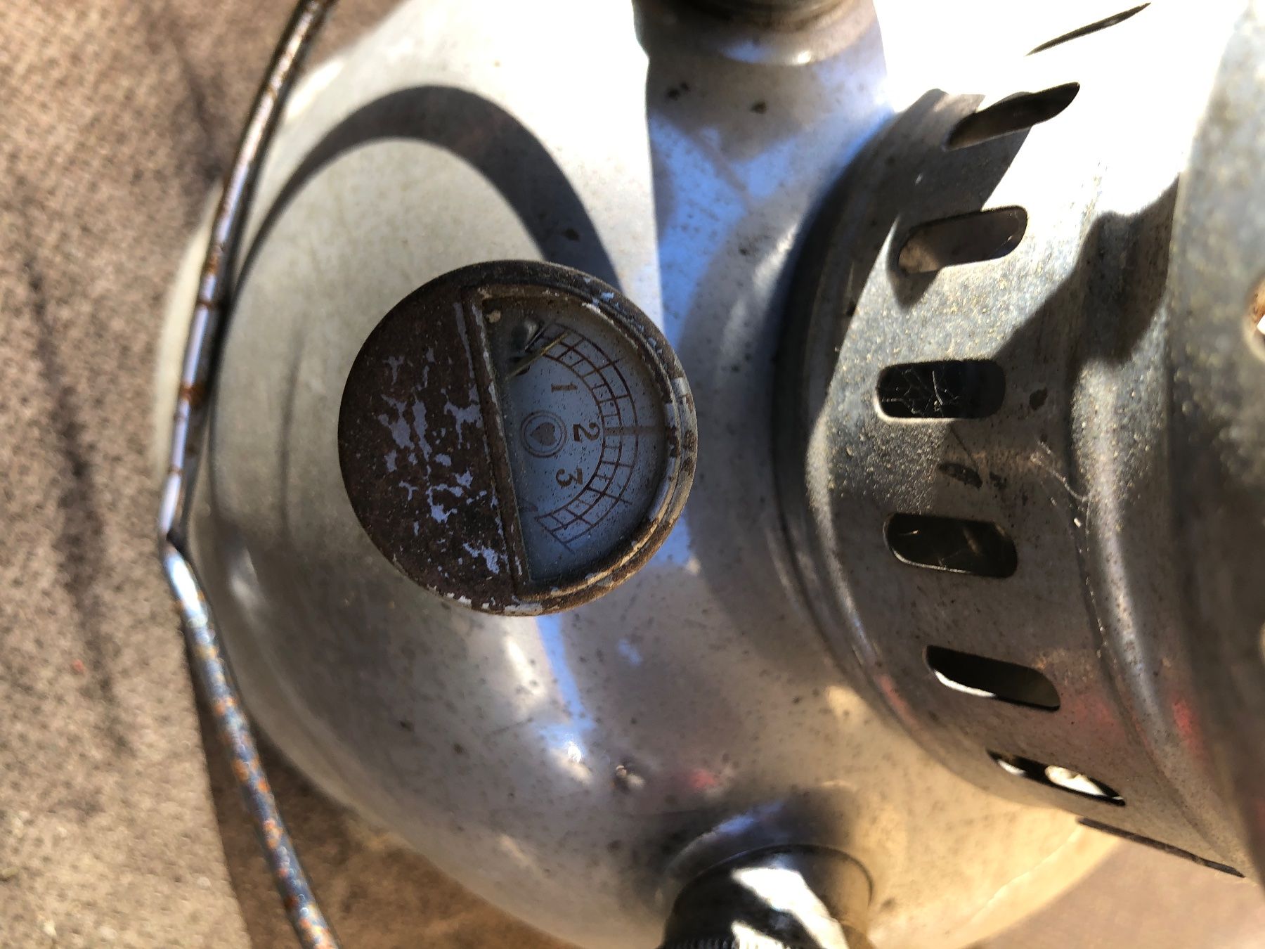 Lampade: Deux antique lampes à pétrole – Usato da Chénens venduto da Touta1franc 8