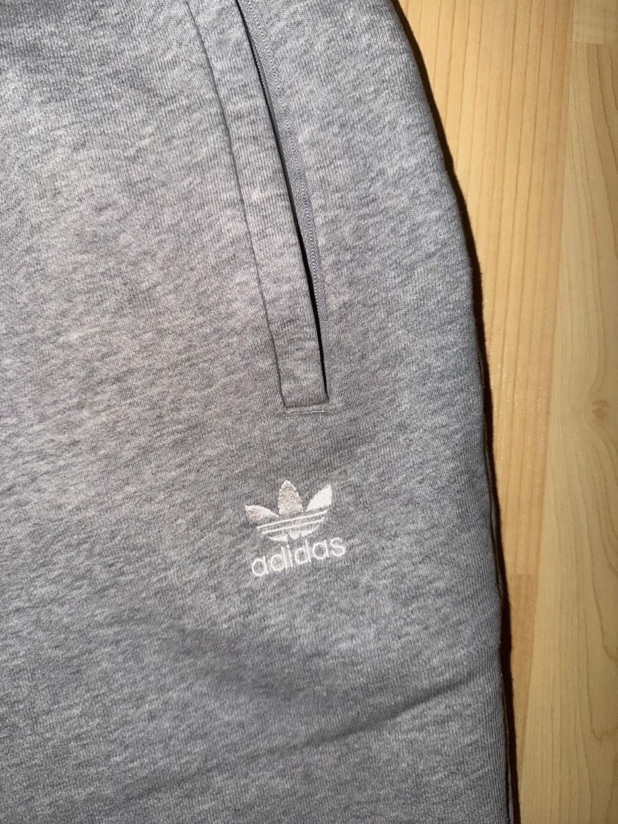 Adidas Hosen: Adidas Trainingshose Grau, Grösse S – Gebraucht aus Wil SG von smfo 1