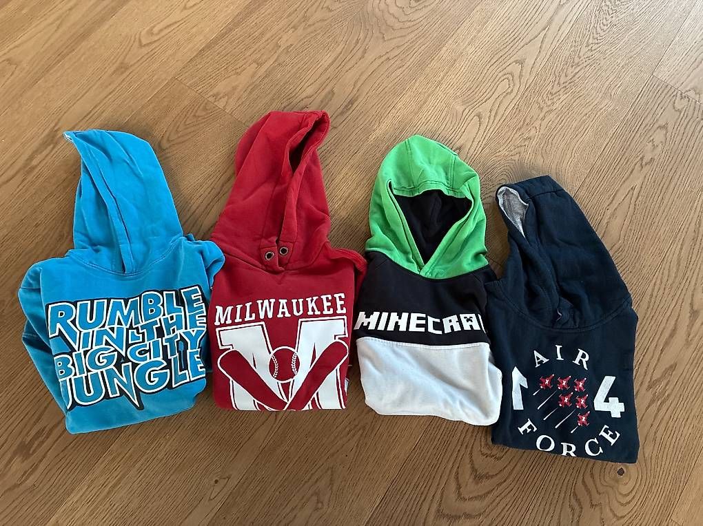 Pulls et sweat-shirts: Kapuzenpullover Gr. 128/134  – D'occasion à Winterthur par Rawille
