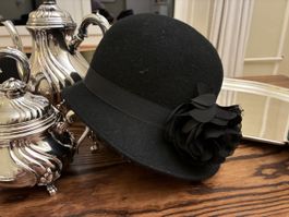 Damen Glockenhut aus Wolle schwarz mit Blumendekor