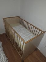 Babybett / Gitterbett aus Holz mit Matratze und Rollen