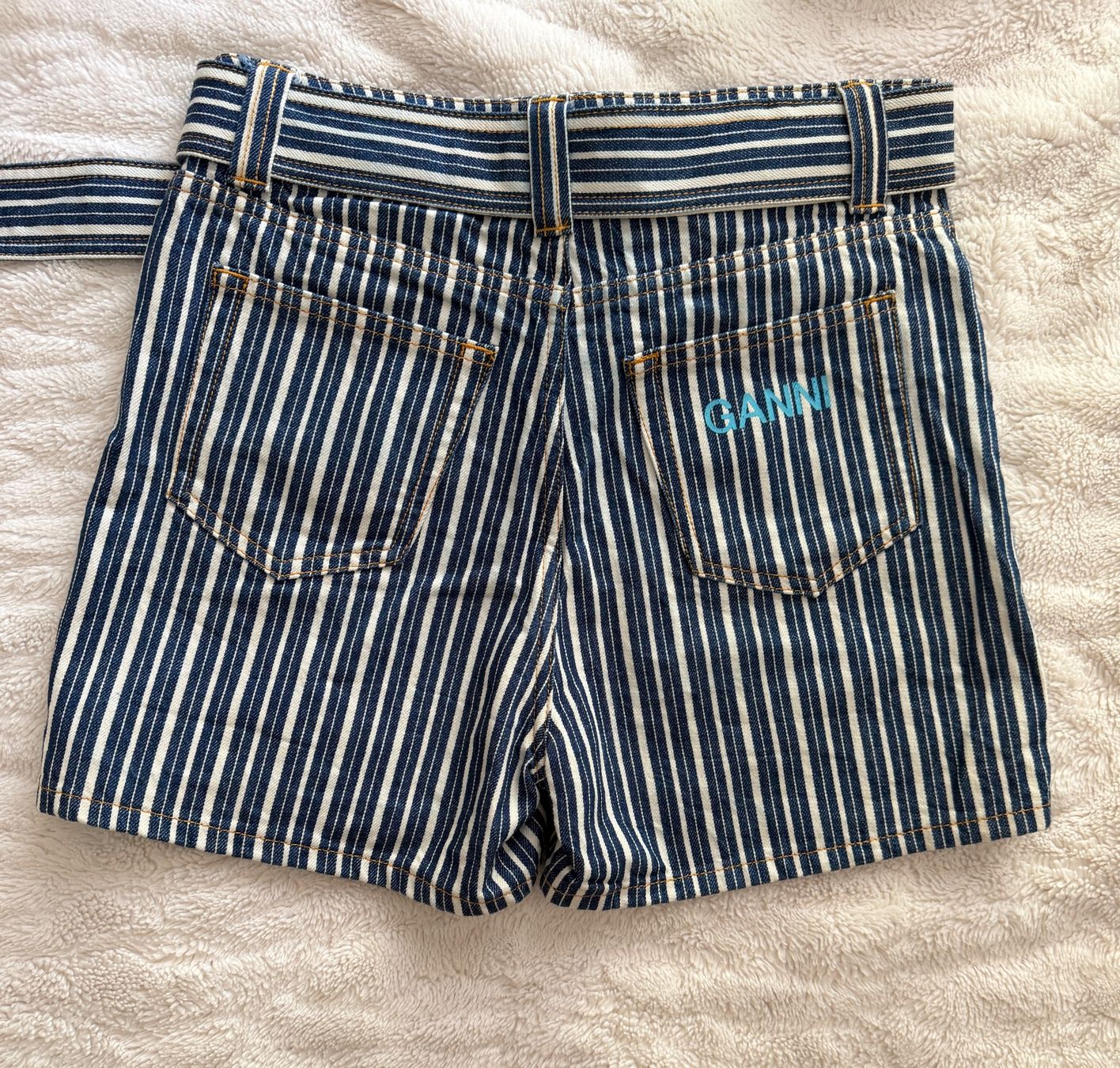 Ganni Pantaloni: Shorts von Ganni – Usato da St.Gallen venduto da emm_9ydh 1