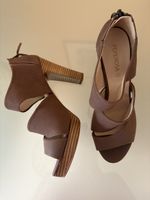 Sandalo in pelle nuovo