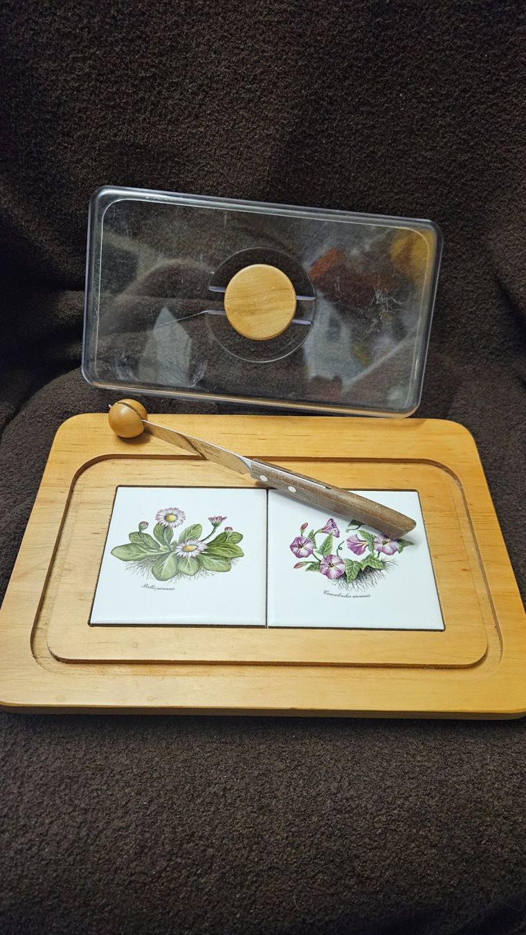 Piatti di portata: Formaggera con coltello (legno e ceramica) – Usato da Melano venduto da H-Sara