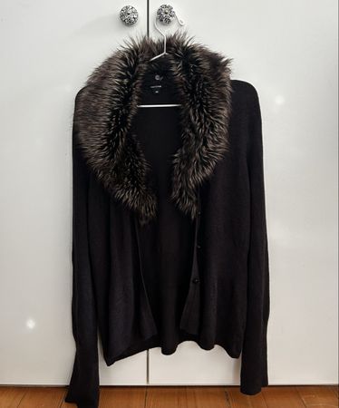 Strickjacke mit Pelzkragen, Grösse 44