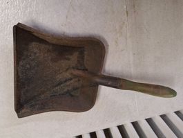 Scheunenfund alte Kehrschaufel , Metall mit  Holzgriff