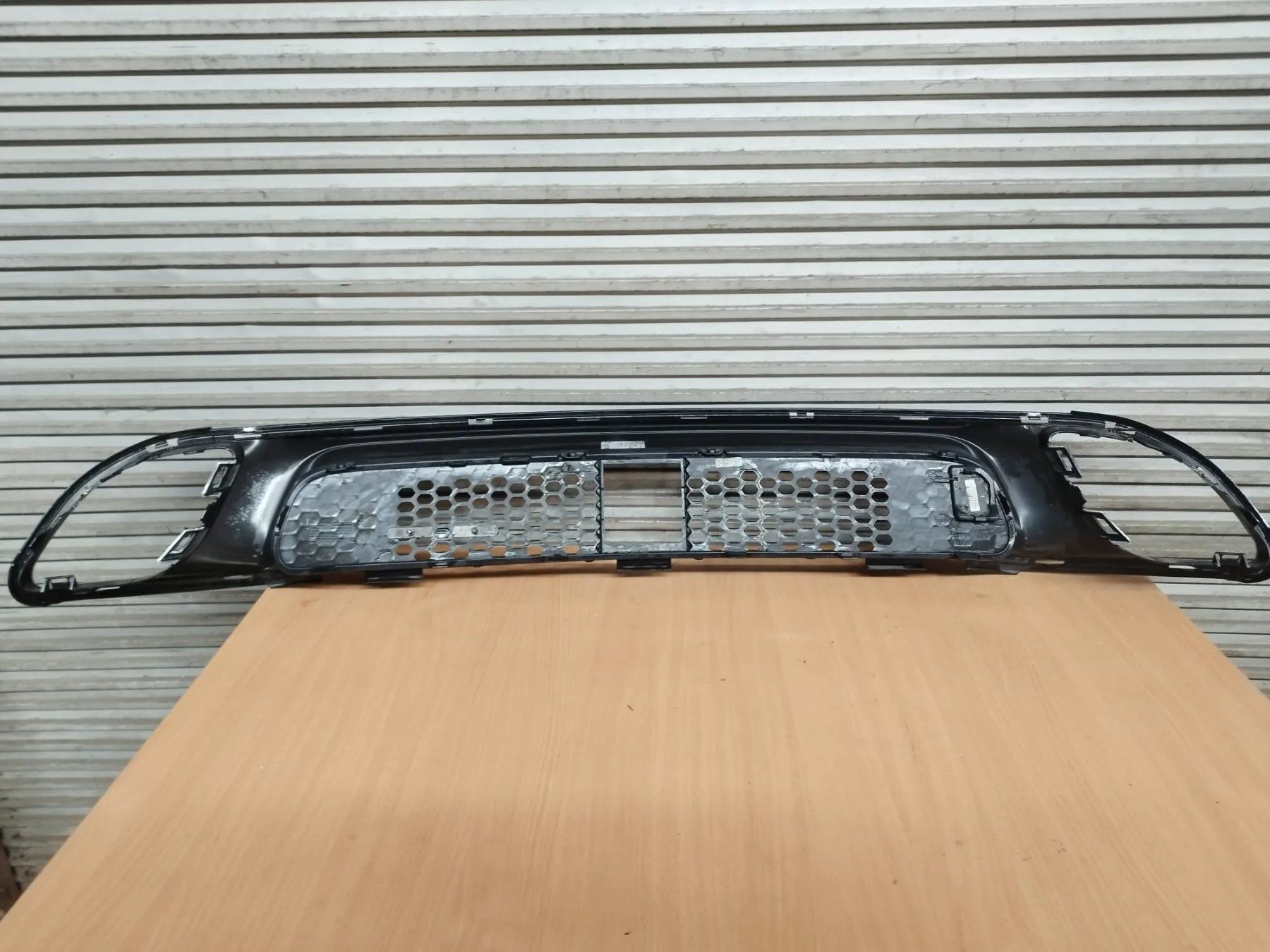 Jeep Tutti pezzi di ricambio auto: Jeep Grand Cherokee WK2 SRT Lufteinlassgitter – Usato da Zittau venduto da BB-Jeep-Teile 5