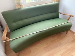 Retro dreisitzer Sofa, grün, Holzarmlehnen Kanape