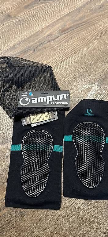 Protections: Amplifi kneeschoner  – D'occasion à Alberswil par Leaaa12