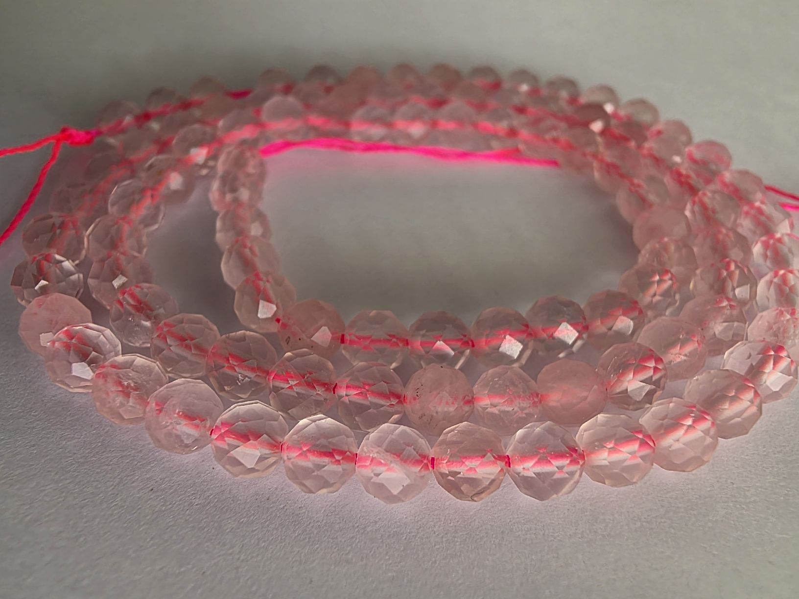 Minerali & Pietre curative: Rosenquarz facettiert 4mm. Strang – Usato da Menziken venduto da Mirager 2