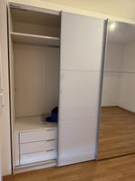 Schwebetürenschrank mit Spiegel