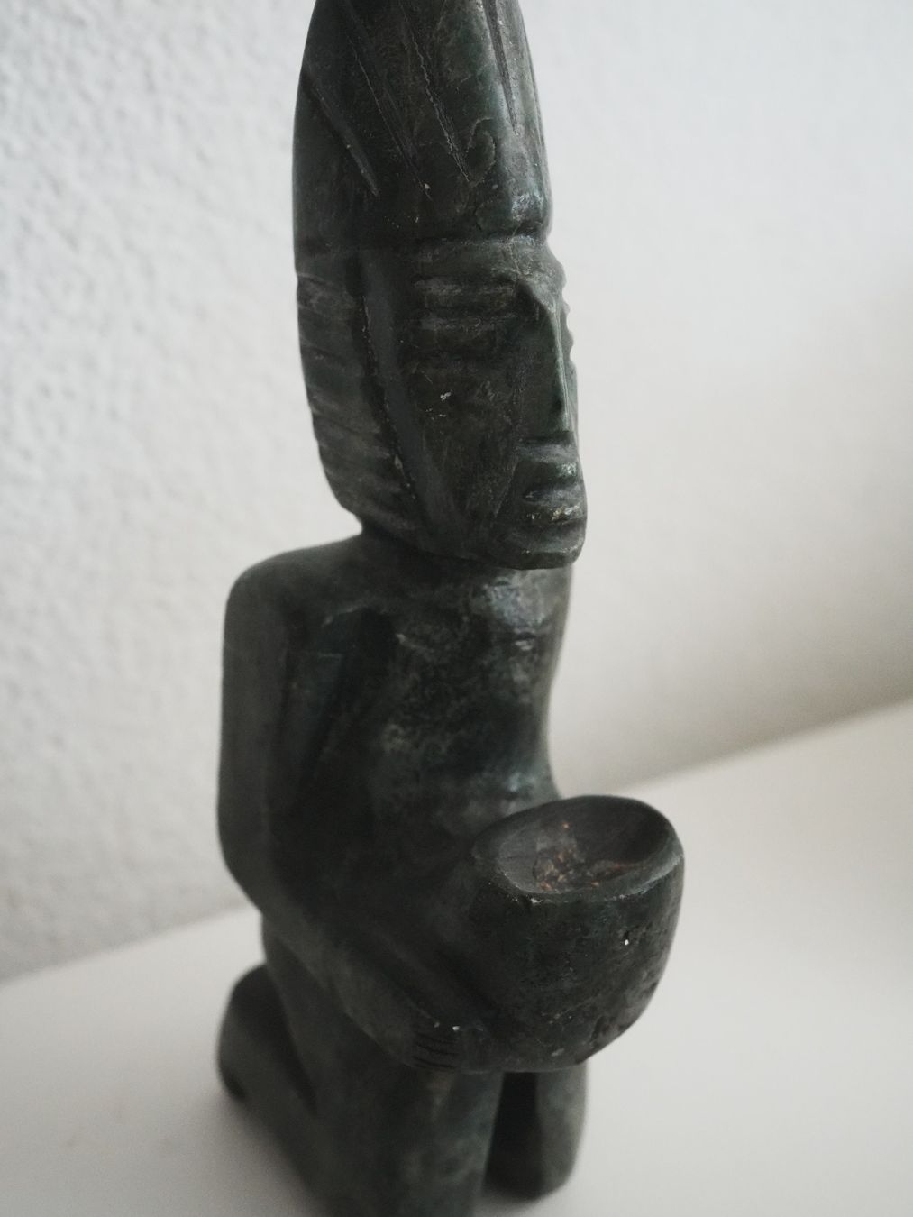 Sculture & Statue: Steinfigur, mexikanisch, Priester mit Räucherschale – Usato da Volketswil venduto da HeredisAntiques