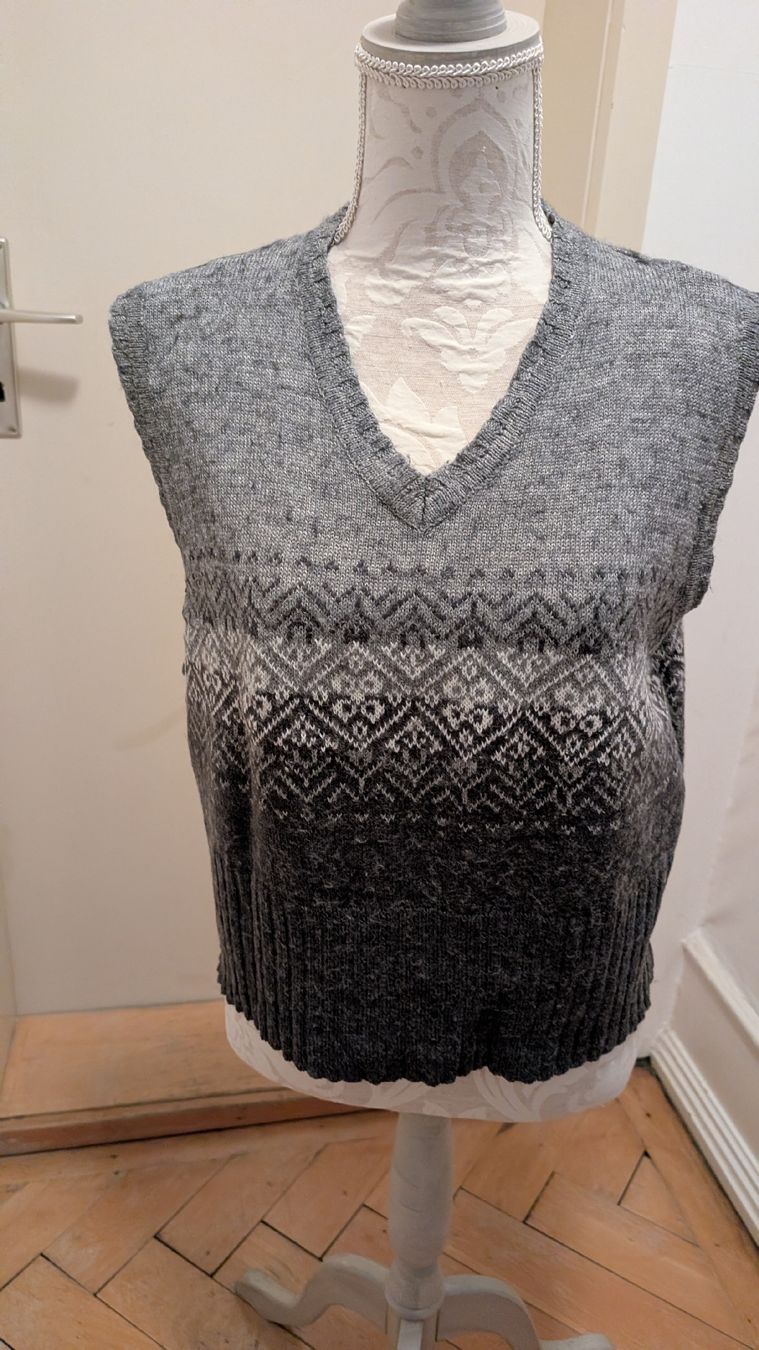 Tops: Strickweste GREENVILLAGE Grau Muster  – Gebraucht aus Rorschach von Obi-Wan85