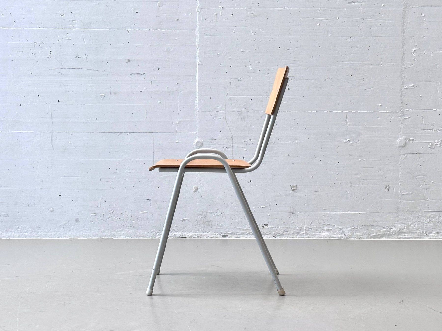 Sedie: Retro Stapelstühle mit weissem Gestell – Usato da Zürich venduto da LeMoege 4