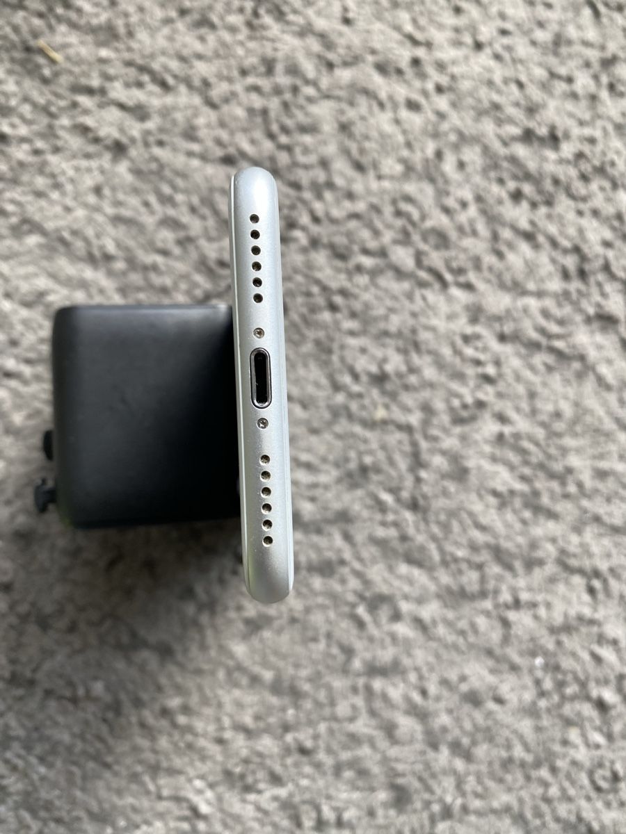 Apple Telefoni cellulari / Smartphones: iPhone 8 blanc 64Go impeccable N.14 – Nuovo (secondo la descrizione) da Genève venduto da eth_6qs6 7
