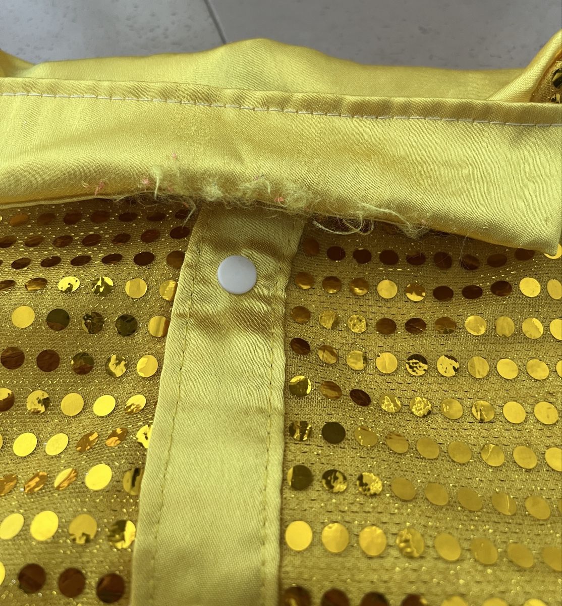 Costumi: Glänzendes Fasnachtshemd, gelb – Usato da Büttikon AG venduto da Jahacymipa.01 3