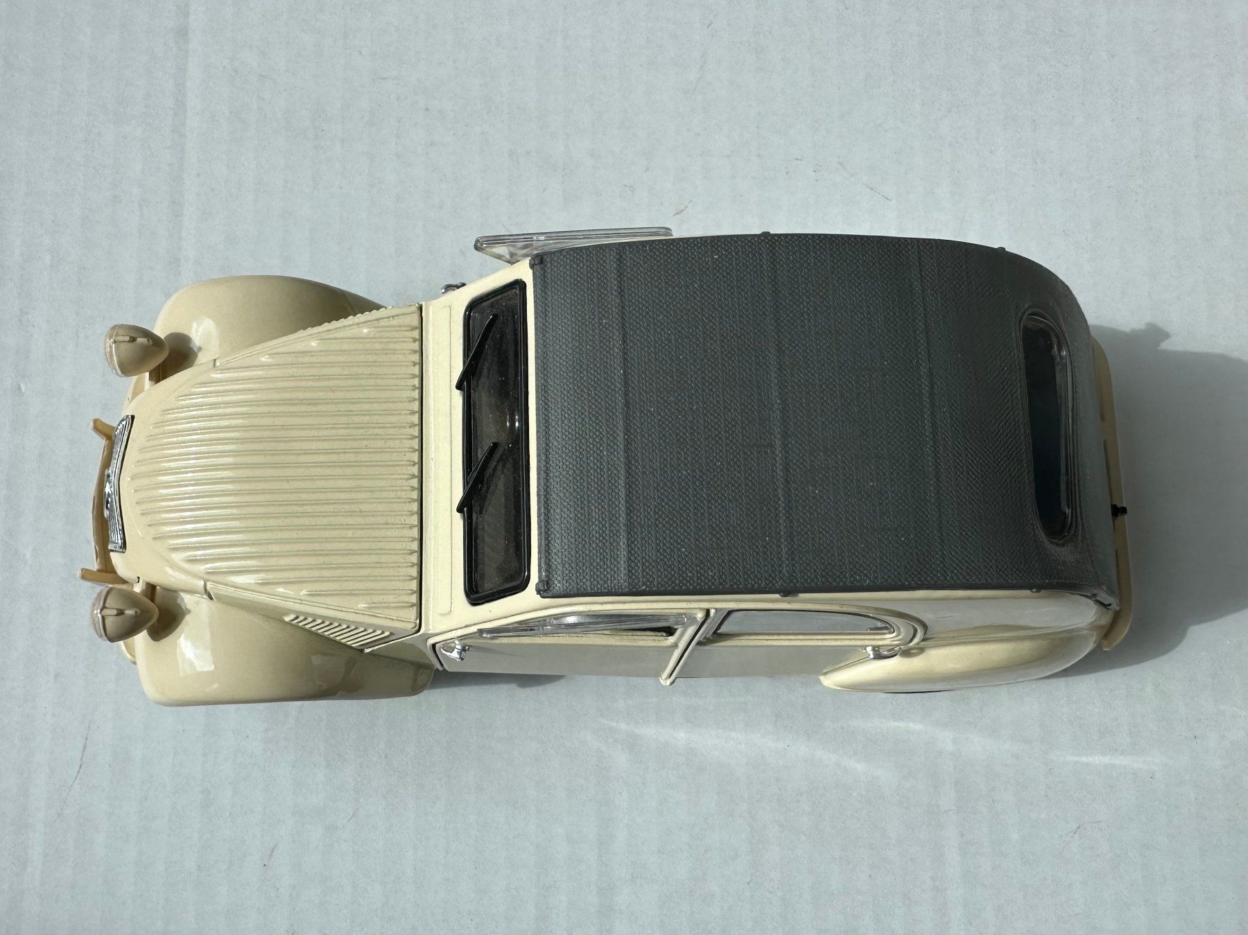 Citroën Modellini d'auto: Citröen 2CV Modell, Döschwo  1:18 – Usato da Adligenswil venduto da e17s15 2