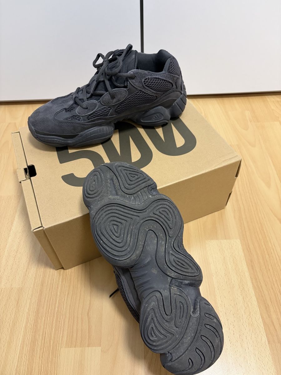 Adidas Scarpe da uomo: Yeezy 500 Utility Black, Size 44 – Nuovo (secondo la descrizione) da Weinfelden venduto da DTotheZ 4